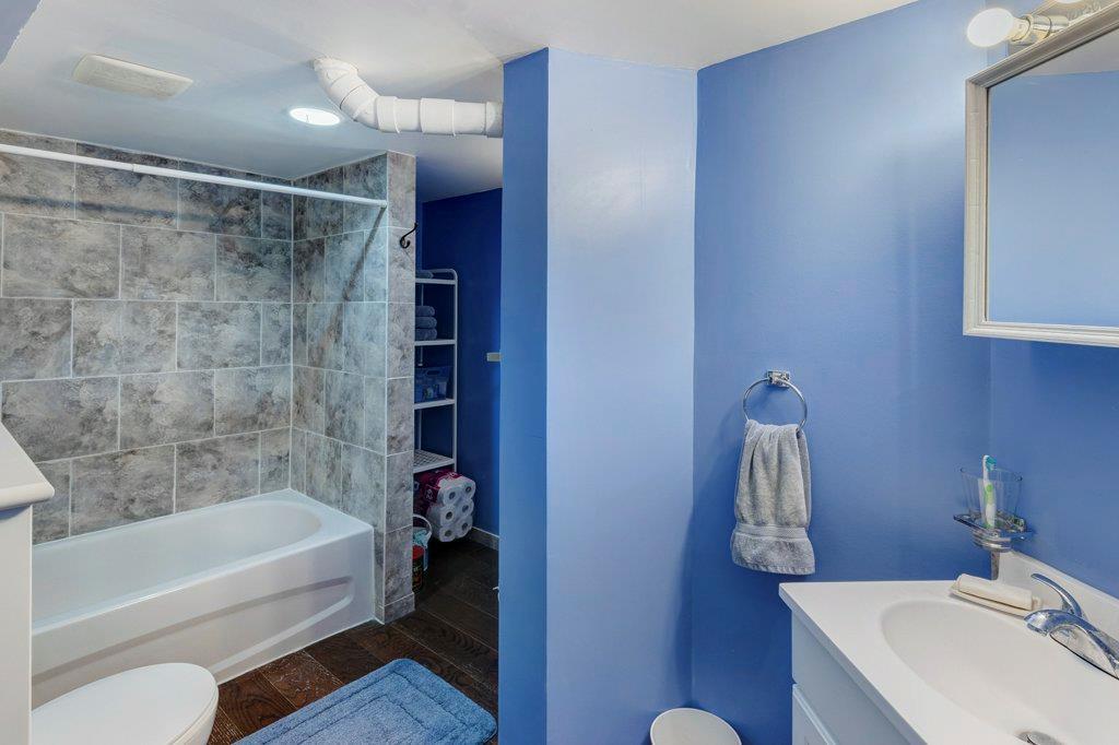 Four-piece bathroom with tiled tub surround